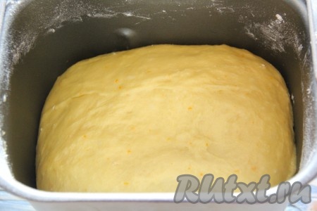 Если замешивать тесто вручную, то нужно развести дрожжи в тёплом молоке и оставить на 10 минут до появления "шапочки", затем в глубокой миске соединить подошедшие дрожжи, сахар, растопленное и слегка охлажденное масло, яйца, сок и цедру мандаринов, соль, слегка перемешать, а затем добавить муку, замешивая нежное и мягкое тесто. Тесто оставить в миске на 1,5 часа в тёплом месте, за это время тесто хорошо поднимется.
