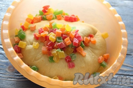 Готовое тесто переложить в глубокую миску, добавить цукаты.