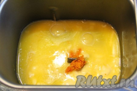 Добавить масло и цедру в ведёрко.
