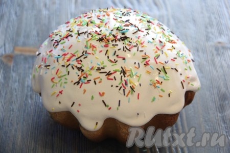  Посыпать верх кулича кондитерской посыпкой.