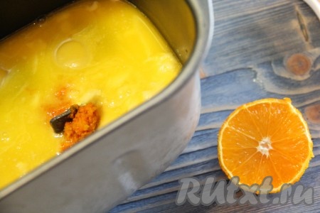 Затем выдавить сок из мандаринов и добавить его в ведёрко.
