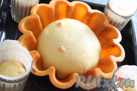 Тесто снова увеличится в объёме и заполнит объём форм. Поставить в разогретую духовку и выпекать при 200 градусах до готовности (время выпечки зависит об объёма форм). Готовность проверить сухой лучинкой.