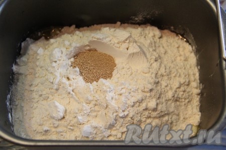 Далее всыпать просеянную муку, соль и дрожжи. Выставить режим хлебопечки "Замес теста" (у меня этот режим длится 1,5 часа). Очень важно контролировать формирование колобка, если тесто будет липнуть к стенкам ведёрка, добавьте немного муки.