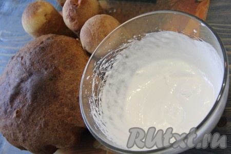 Для украшения куличей можно использовать как белковую, так и сахарную глазурь. Я приготовила белковую глазурь: 1 яичный белок взбить до пышности, затем добавить пару столовых ложек сахарной пудры и взбить до бела. В конце взбивания добавить пару капель лимонного сока и 1 чайную ложку крутого кипятка, ещё раз взбить до однородного состояния.
