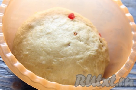 Вымесить хорошо тесто и оставить его на 1 час в миске, накрыв полотенцем или плёнкой. Тесто увеличится в объёме.