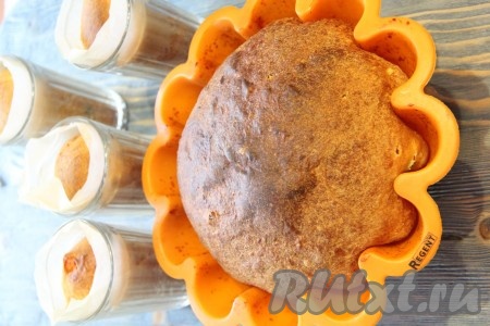 Испеченные куличи достать из духовки и хорошо остудить.
