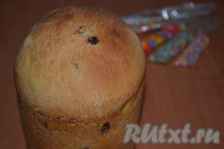 Хорошо подошедшее тесто выложить в формы для выпечки куличей и ещё раз оставить для подхода. Затем поставить в духовку, разогретую до 180 градусов. Выпекать пасхальные куличи до готовности (готовность можно проверить деревянной лучинкой), примерно 25-30 минут.
