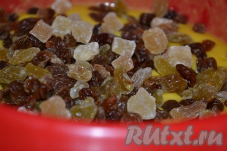 В тесто добавить изюм и цукаты.
