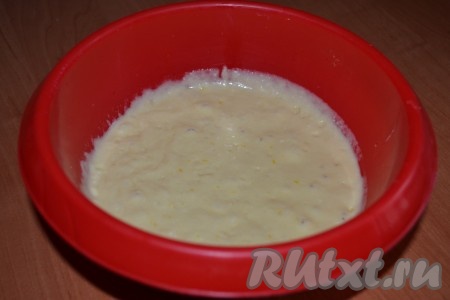 Для приготовления пасхального кулича добавить в теплый кефир дрожжи, ванильный сахар, ложку сахара, две ложки муки, перемешать и поставить опару для подхода в теплое место.
