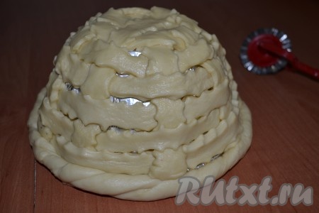 Переплести вертикальные полоски с горизонтальными в шахматном порядке и оставить минут на 10. По истечении времени смазать пасхальную корзинку яичным белком и выпекать в духовке, разогретой до 180 градусов, до золотистого цвета.
