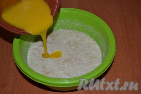 Яйцо слегка взбить с растопленным сливочным маслом, солью и ванилином. Полученную смесь влить в готовую опару.
