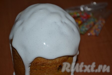 На горячий кулич нанести приготовленную глазурь.
