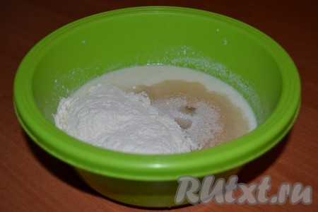 Для приготовления теста для пасхальной корзинки добавить в тёплый кефир дрожжи, сахар и 2-3 ложки муки, хорошо перемешать и, накрыв салфеткой, оставить опару на 15-20 минут в тёплом месте.
