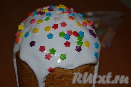 Сверху украсить кондитерской посыпкой и оставить пасхальный кулич до полного застывания глазури.