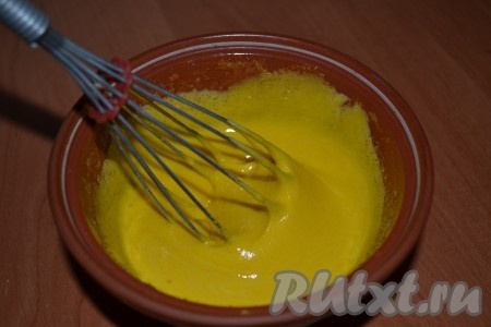 Яичные желтки смешать с оставшимся сахаром и взбить до полного растворения сахара. Полученную яичную массу влить в подошедшую опару, добавить растопленное негорячее сливочное масло и перемешать.
