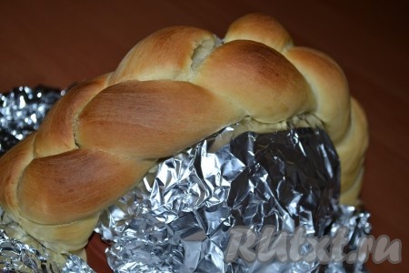 Из отложенных трёх полосок сплести косичку, выложить сверху на термостойкую посуду, обернутую в фольгу, и испечь "ручку" корзины. Готовую ручку прикрепить к испеченной корзине с помощью деревянных шпажек.