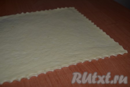 Готовое тесто обмять, раскатать его в пласт толщиной примерно 5 мм.
