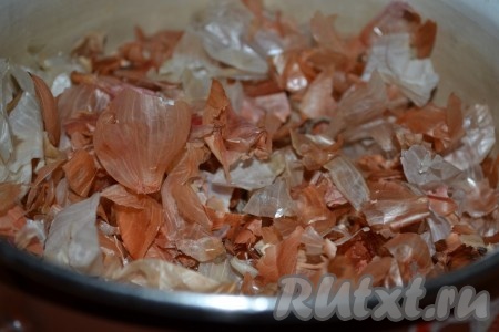 Для окрашивания яиц луковую шелуху залить водой и довести до кипения.
