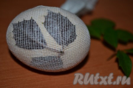 Завязать марлю ниткой.
