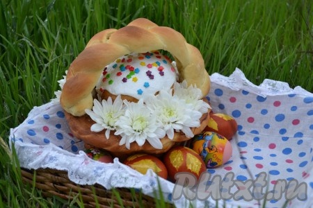 Собираем пасхальную корзинку, по желанию украшаем живыми цветами и отправляемся в церковь, в гости, за стол...
