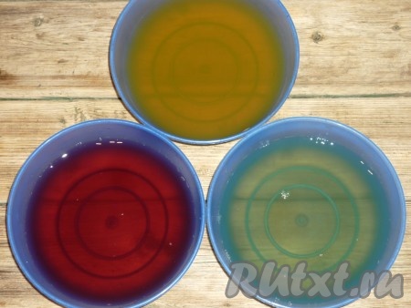 В каждую ёмкость с желе влить горячую воду (количество воды, которым нужно разводить желе, смотрите в инструкции на упаковке к вашему желе, я заливала желе 300 миллилитрами горячей воды), хорошо перемешать (до полного растворения). Дать остыть и поставить в холодильник на пару часов, чтобы масса хорошо застыла.&nbsp;