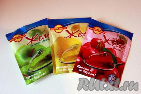 Для приготовления десерта нам потребуется 3 пачки покупного сухого желе разных цветов. Желе можно взять со вкусом любых ягод или фруктов, выбирайте те вкусы, которые вам особенно нравятся.