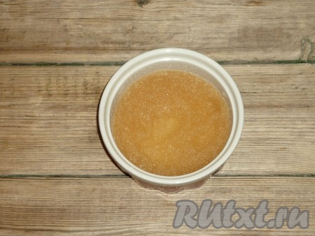 После того как цветное желе хорошо застынет, можно будет продолжить готовить десерт "Битое стекло". Для этого в небольшую ёмкость нужно всыпать желатин, залить 50 миллилитрами холодной воды, перемешать и оставить набухать на 15 минут. Затем отправить на водяную баню, и прогреть, постоянно помешивая, до полного растворения кристаллов желатина (можно прогреть и на среднем огне, постоянно помешивая и не доводя до кипения). Влить подготовленный желатин в сгущённое молоко комнатной температуры, тщательно перемешать (сгущенное молоко не должно быть холодным, иначе оно сразу свернётся).