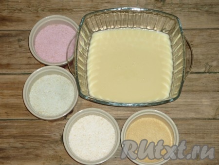 Для приготовления десерта нам потребуется 3 пачки покупного сухого желе разных цветов.&nbsp;Взять 3 ёмкости, в каждую ёмкость всыпать желе одного цвета. Сгущённое молоко нужно достать заранее, чтобы оно согрелось до комнатной температуры.