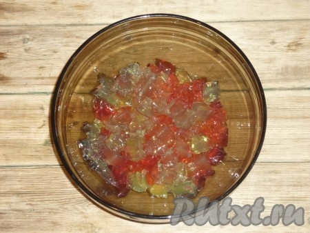 Застывшее желе нарезать на кубики примерно одинакового размера, переложить в достаточно объёмную ёмкость. Перемешать все цвета.&nbsp;