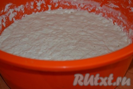 В теплый кефир добавить сухие дрожжи, 2-3 чайные ложки муки и 2 чайные ложки сахара, оставить опару минут на 20 в тёплом месте, чтобы дрожжи ожили.
