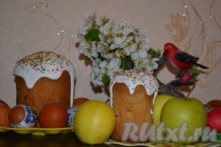 Готовые куличи смазать белковой глазурью и посыпать кондитерской посыпкой. Куличи, приготовленные на кефире и сметане по этому рецепту, получаются мягкими и очень вкусными.
