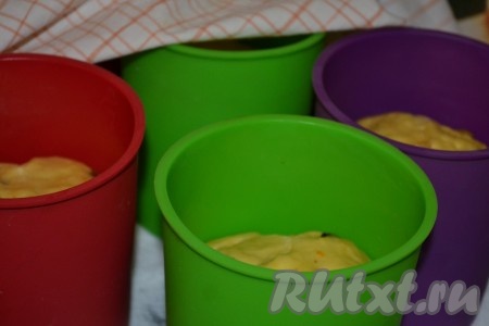 Подошедшим тестом наполнить формы для выпечки куличей (заполнять тестом, примерно, до половины объёма), снова дать тесту подняться и отправить на 25-35 минут в духовку, разогретую до 180 градусов.
