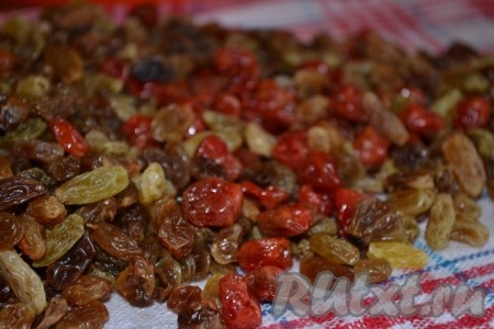 Изюм и сушеную вишню обдать кипятком, обсушить на салфетке. Затем цукаты, вишню и изюм добавить в тесто.
