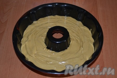 Выложить тесто в форму, смазанную маслом, и отправить на 30-45 минут в духовку, разогретую до 180 градусов.
