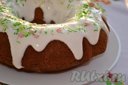 Осталось украсить его белковой глазурью и посыпать кондитерской посыпкой.
