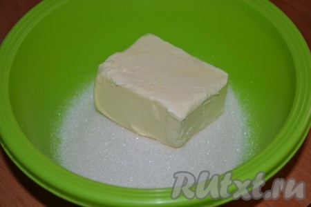 К размягченному сливочному маслу добавить сахар.
