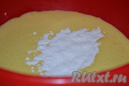 Муку просеять, смешать с разрыхлителем и постепенно всыпать в тесто, непрерывно перемешивая.
