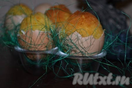 Перед подачей пасхальные яйца из бисквитного теста остудить.
