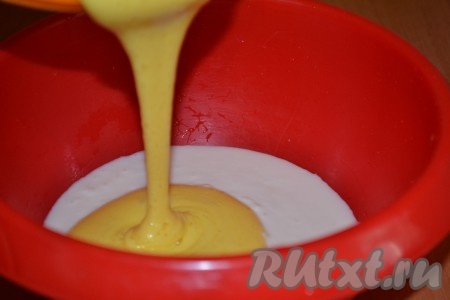 Растереть размягченное сливочное масло с сахаром до полного растворения сахара. Затем в масляно-сахарную смесь по одному добавлять яйца, каждый раз взбивая до получения однородной массы. Полученное тесто влить в кефир и перемешать.
