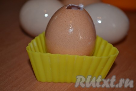 Подготовить яичные форы для выпечки, для этого в каждом курином яйце проколоть небольшое отверстие, содержимое вылить. Скорлупу тщательно промыть проточной водой. 100 грамм соли развести в 1 литре теплой воды, выложить скорлупу на 20-30 минут, затем ещё раз промыть под проточной теплой водой и обсушить. В каждую обсушенную яичную скорлупу аккуратно влить по ложечке растительного масла, прокручивая скорлупу в руке (так мы смажем скорлупу внутри маслом). Теперь скорлупу нужно установить в силиконовые формочки для кексов, предварительно сделав из фольги скрученные жгутики, в качестве подставки для яйца. В отверстие в скорлупе аккуратно влить бисквитное тесто и&nbsp; поставить писанки выпекаться в разогретую до 180 градусов духовку на 20-30 минут.
