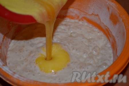 В отдельной ёмкость взбить яйцо с солью. В подошедшую опару влить растительное масло, добавить яйцо, взбитое с солью.
