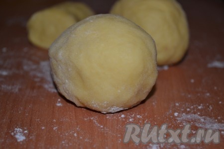 Защипнуть края лепешки и перевернуть швом вниз (это и будет основа для наших пасхальных поросят), выложить на застеленный пекарской бумагой противень. Из небольших кусочков теста сделать пятачки, ушки, хвостики поросят и прикрепить их к туловищу. Глазки сделать деревянной шпажкой.
