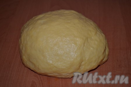 Тщательно перемешать и начать постепенно всыпать оставшуюся&nbsp; муку, замешивая мягкое тесто.&nbsp; Вымесить тесто в течение 5 минут. Накрыть тесто салфеткой и убрать в теплое место для подхода.
