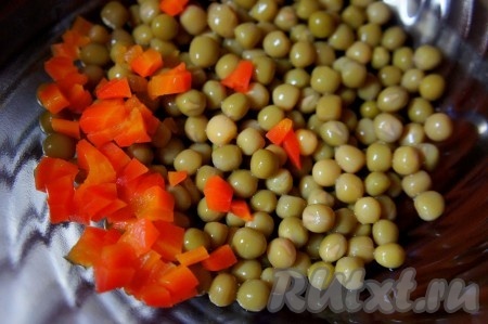 Варёную морковь очистить, мелко нарезать и добавить к горошку.
