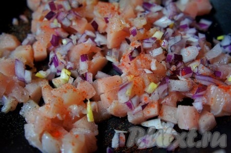 Куриную грудку и лук мелко нарезать, посолить, добавить специи и обжарить на сковороде с добавлением растительного масла на среднем огне в течение 7-10 минут, помешивая, затем остудить. Жареные кусочки мяса станут красивого золотистого цвета.
