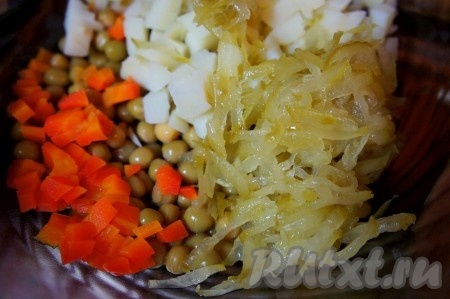 Солёный огурец натереть на тёрке и тоже добавить в салат.
