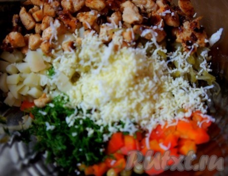 Яйца отварить вкрутую (варить минут 10), очистить. Одно яйцо натереть на тёрке (второе яйцо оставить для украшения) и добавить в салат, перемешать.