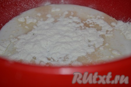 Добавить 2-3 чайные ложки муки, перемешать и поставить опару в теплое место минут на 10. Когда опара запенится, добавить в неё размягченное сливочное масло, взбитое с сахаром и ванилином, перемешать, влить сливки и ещё раз перемешать тесто.
