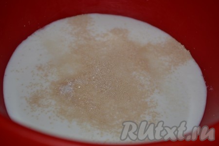 Развести в теплом молоке дрожжи и 2 чайные ложки сахара.