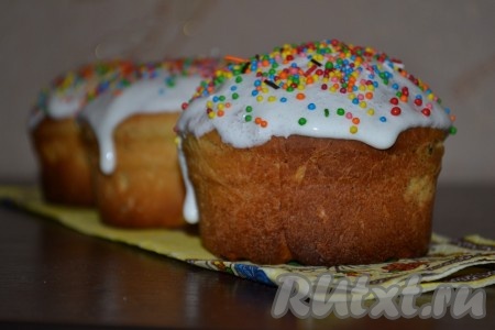 Готовые ванильные куличи украсить белковой глазурью и кондитерской посыпкой.
